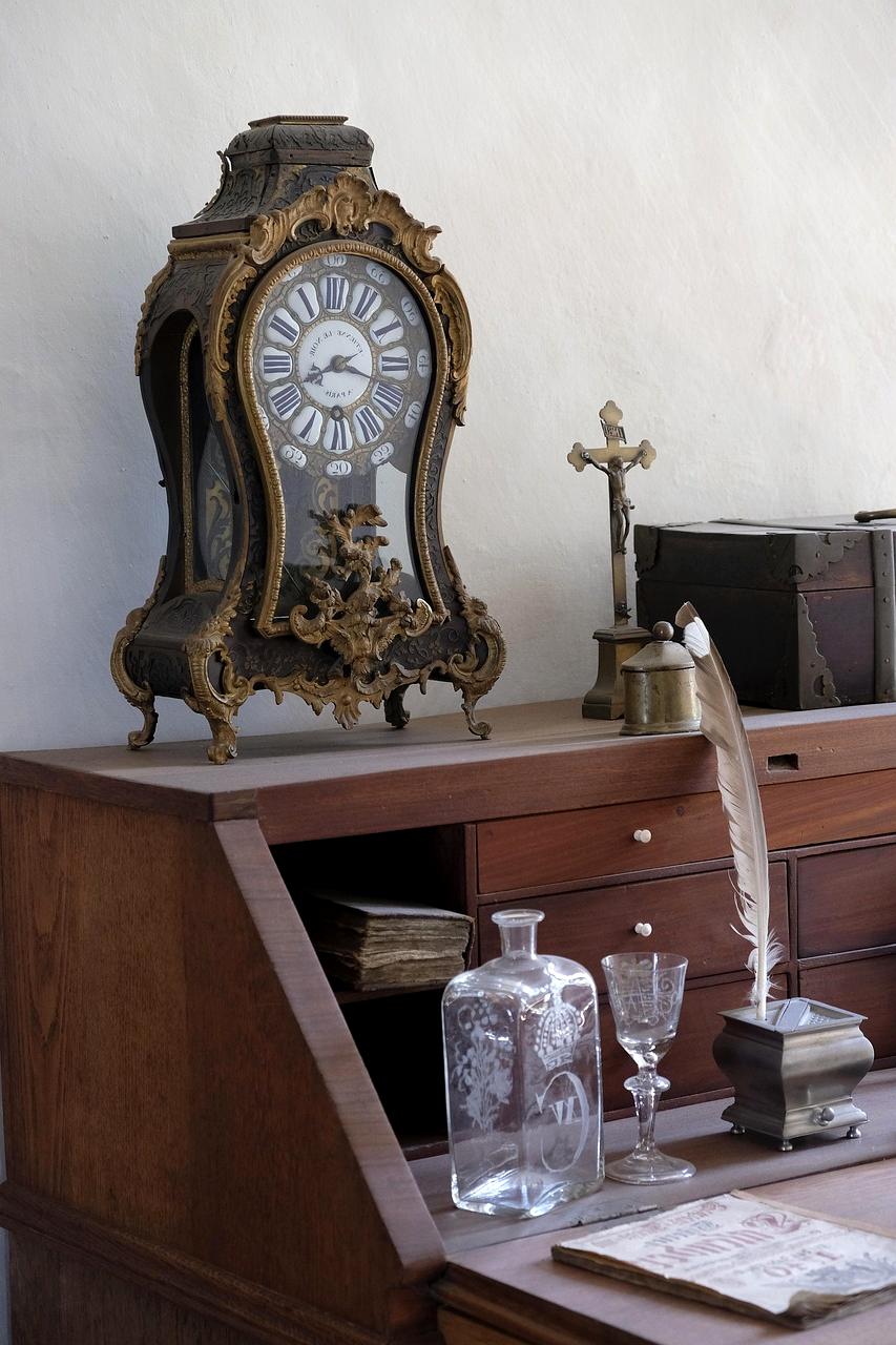 24/7 support clock showing round-the-clock assistance